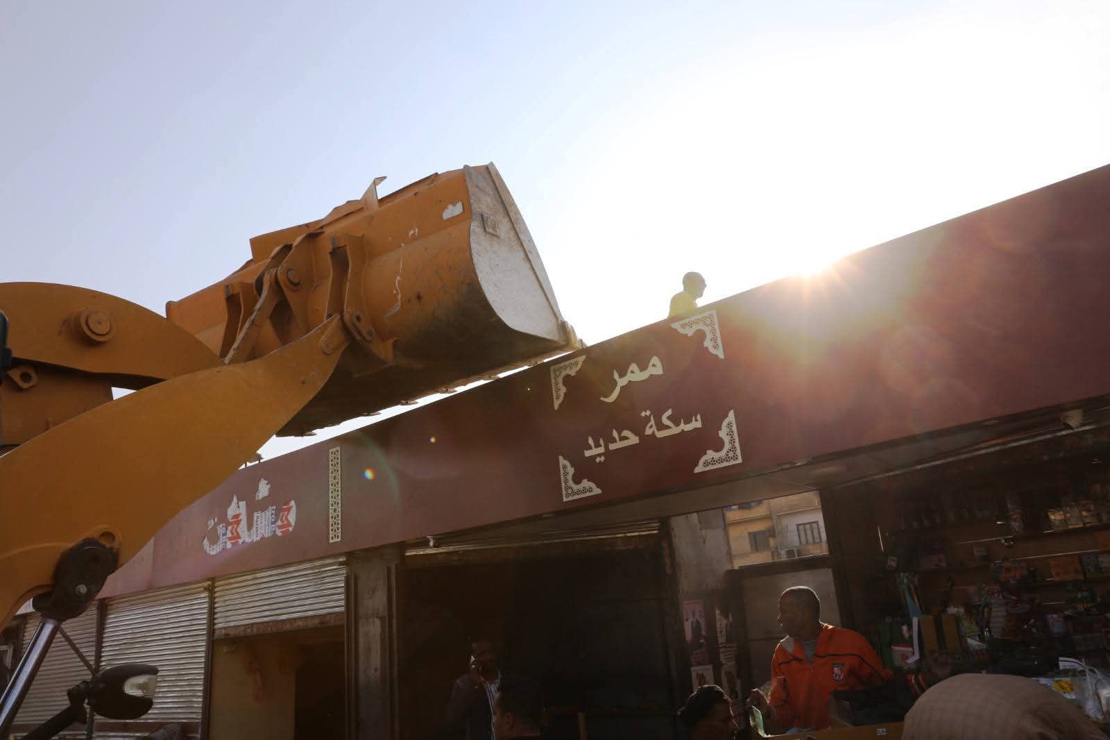 محافظ أسوان يوجه بحملة لإزالة الأكشاك العشوائية - الخليج الان