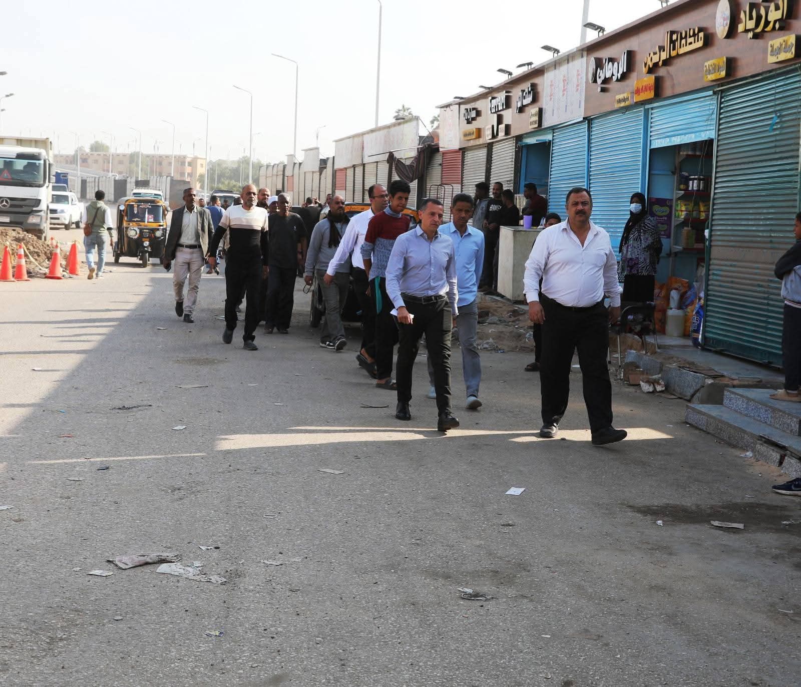 محافظ أسوان يوجه بحملة لإزالة الأكشاك العشوائية - الخليج الان