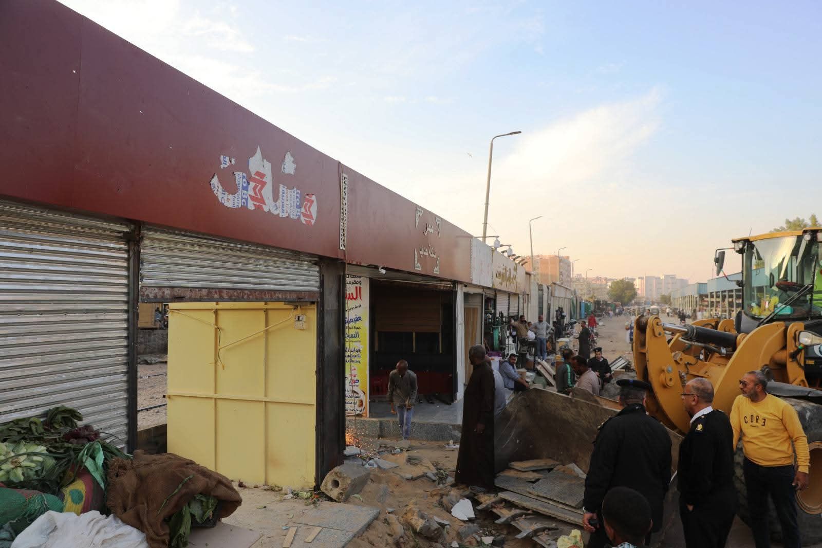 محافظ أسوان يوجه بحملة لإزالة الأكشاك العشوائية - الخليج الان