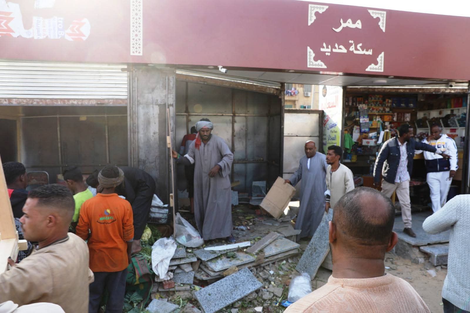 محافظ أسوان يوجه بحملة لإزالة الأكشاك العشوائية - الخليج الان