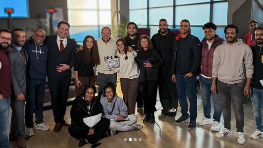 من إخراج ابنتها.. رامي إمام يفاجأ روجينا بزيارة في لوكيشن مسلسل حد أقصى - الخليج الان