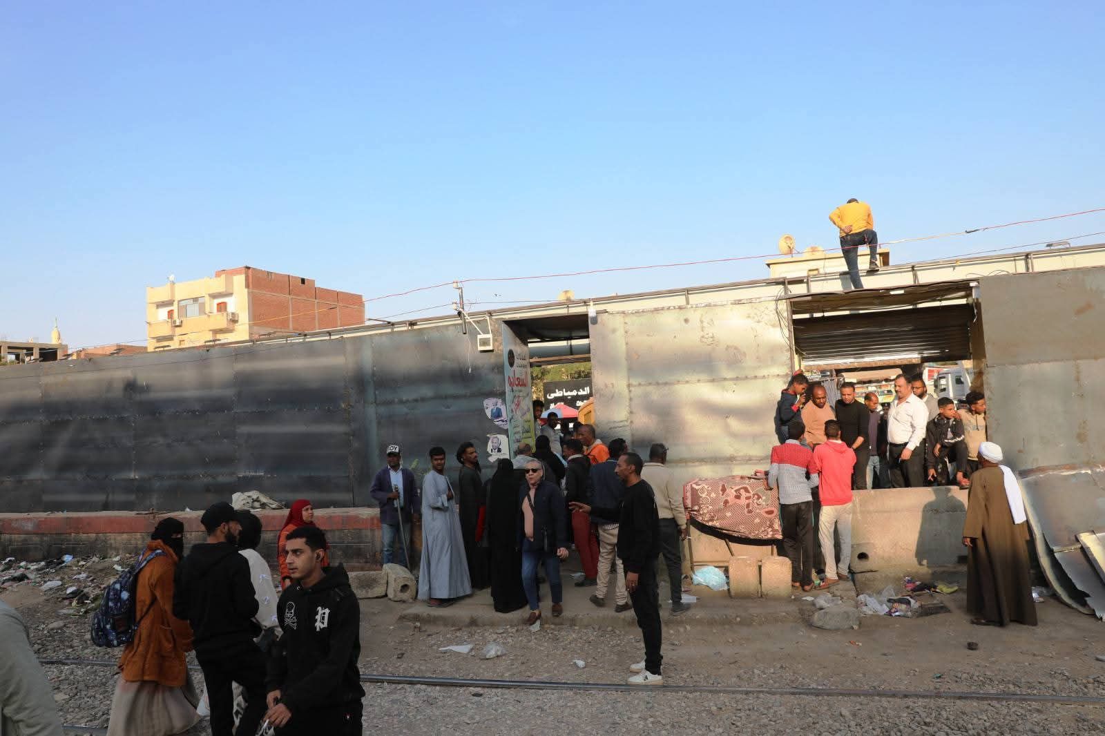 محافظ أسوان يوجه بحملة لإزالة الأكشاك العشوائية - الخليج الان