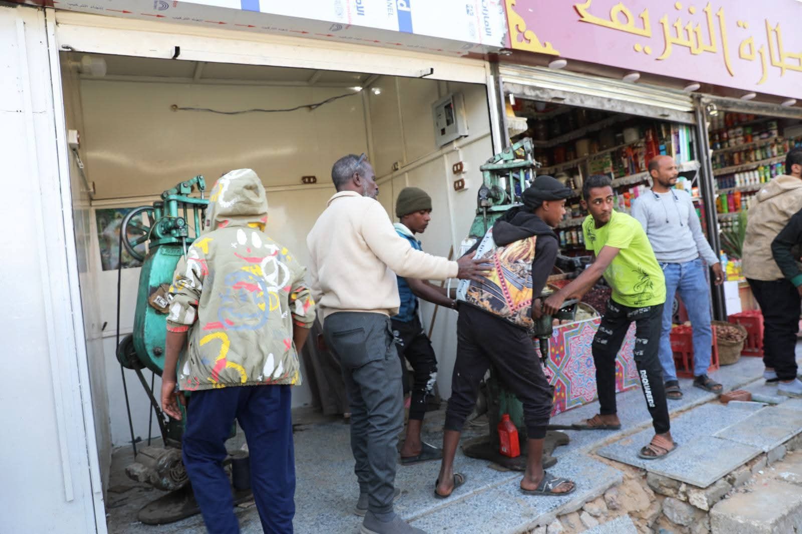 محافظ أسوان يوجه بحملة لإزالة الأكشاك العشوائية - الخليج الان