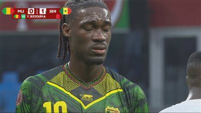 مالي ضد السنغال.. طرد إيف بيسوما لاعب منتخب مالي قبل نهاية الشوط الأول في ربع نهائي كأس أمم أفريقيا - الخليج الان