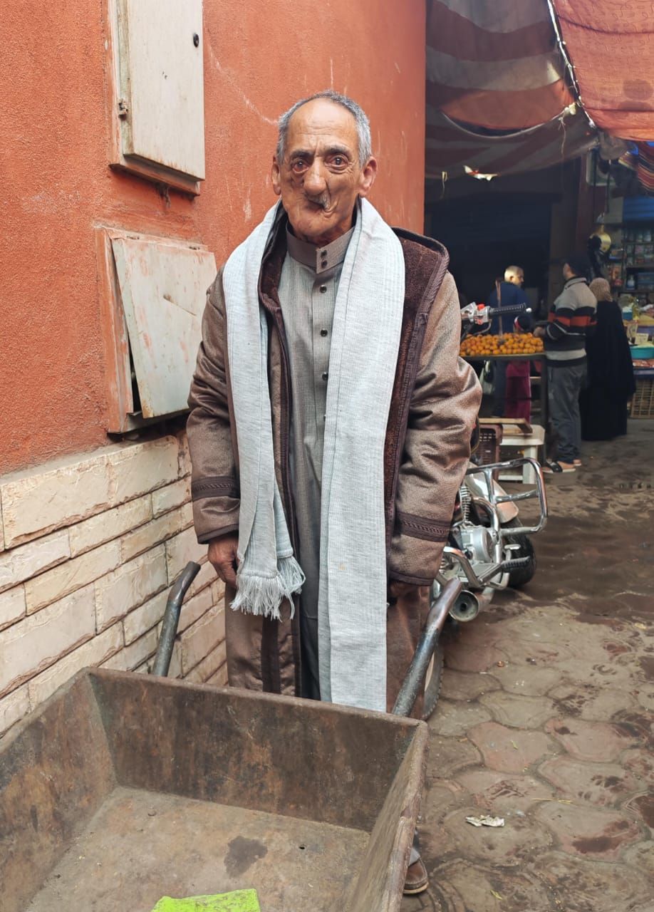 75 عامًا من عزة النفس.. عم سيد صاحب البرويطة حكاية كفاح في قلب سوق الجمعة بالإسماعيلية - الخليج الان