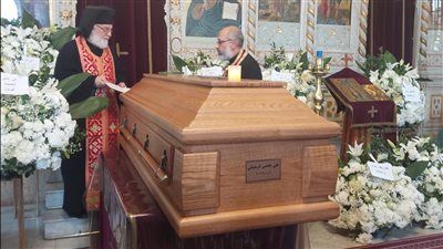 وصول نعش هلي الرحباني إلى الكنيسة لتشييع الجثمان.. هل حضرت فيروز؟ - الخليج الان