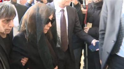 الأم المكلومة.. وصول فيروز إلى جنازة ابنها الأصغر هلي الرحباني - الخليج الان