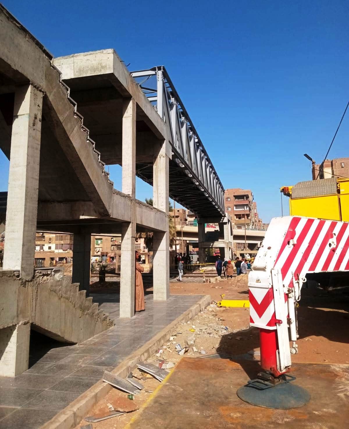 محافظ سوهاج يتابع استكمال كوبري مشاة الثلاث كباري تمهيدًا لافتتاحه - الخليج الان