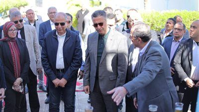 وزير التموين يتفقد مصانع سكر أبو قرقاص بالمنيا بعد بدء موسم عصير القصب - الخليج الان