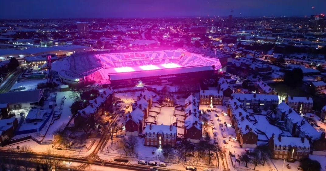 «السماء أصبحت وردية فجأة».. ظاهرة غريبة تثير الرعب بين سكان مدينة بريطانية - الخليج الان