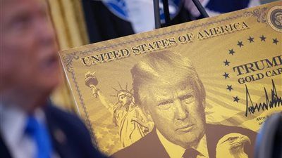 تصعيد ترامب ضد المهاجرين المتجنسين وتهديدات قانونية جديدة - الخليج الان