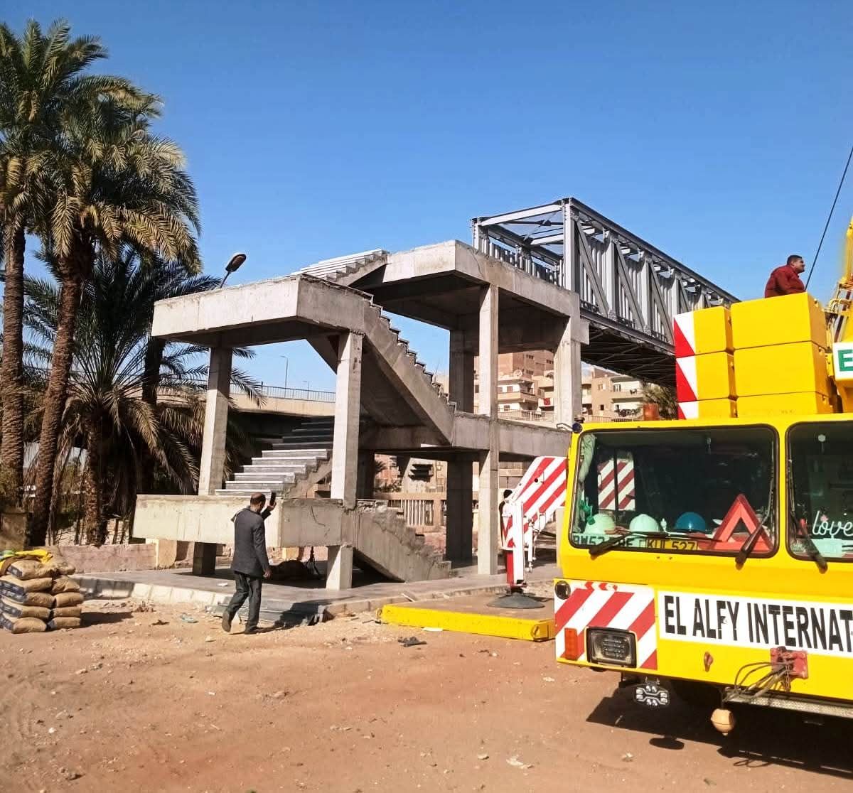 محافظ سوهاج يتابع استكمال كوبري مشاة الثلاث كباري تمهيدًا لافتتاحه - الخليج الان