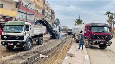 بدء كشط الأسفلت بالشارع الجديد في فايد تمهيدًا للرصف النهائي بعد الانتهاء من المرافق - الخليج الان