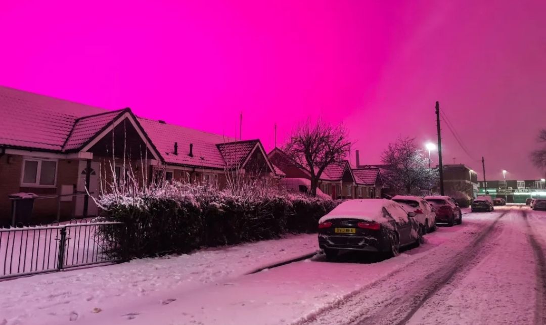 «السماء أصبحت وردية فجأة».. ظاهرة غريبة تثير الرعب بين سكان مدينة بريطانية - الخليج الان