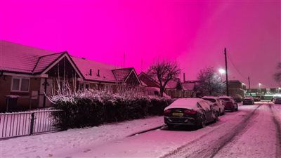 «السماء أصبحت وردية فجأة».. ظاهرة غريبة تثير الرعب بين سكان مدينة بريطانية - الخليج الان