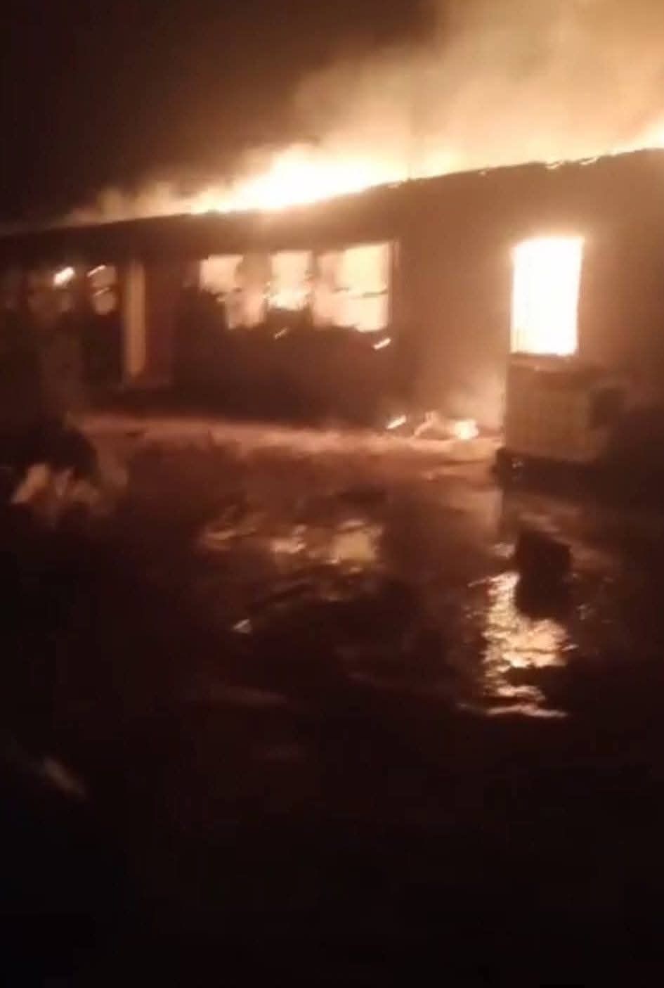 الدفع بـ ١٦ سيارة اطفاء للسيطرة على حريق مزرعة دواجن بالغربية - الخليج الان