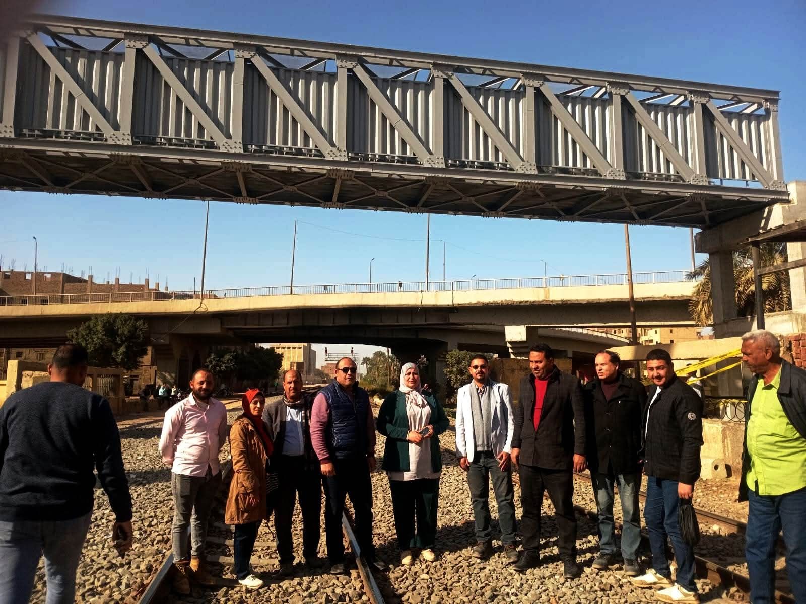 محافظ سوهاج يتابع استكمال كوبري مشاة الثلاث كباري تمهيدًا لافتتاحه - الخليج الان
