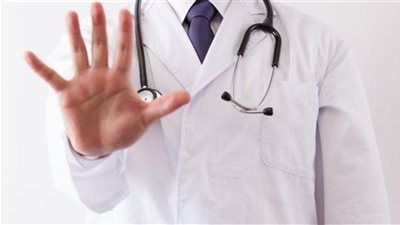 حبس طبيب وشقيقه 15 يومًا لاتهامهما بالتزوير وانتحال صفة بالبحيرة - الخليج الان