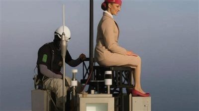 بدون مؤثرات رقمية فوق قمة برج خليفة.. إعلان طيران الإمارات يزهل العالم - الخليج الان