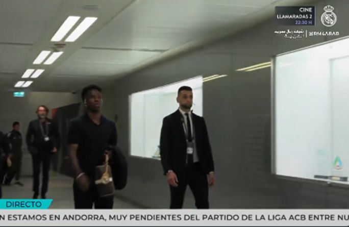 ريال مدريد ضد برشلونة.. فريق ريال مدريد يصل الجوهرة المشعة استعداداً لمواجهة برشلونة في نهائي كأس السوبر الإسباني - الخليج الان