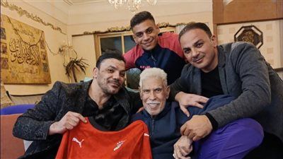 عمرو زكي يزور حسن شحاتة في منزله للاطمئنان على صحته.. صور - الخليج الان