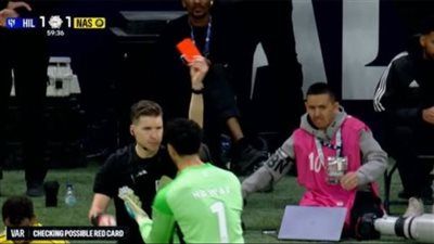 الهلال ضد النصر.. طرد نواف العقيدي حارس النصر بعد تعديه على لاعب الهلال في الدوري السعودي - الخليج الان