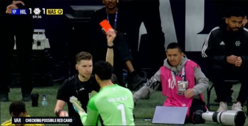 الهلال ضد النصر.. طرد نواف العقيدي حارس النصر بعد تعديه على لاعب الهلال في الدوري السعودي - الخليج الان