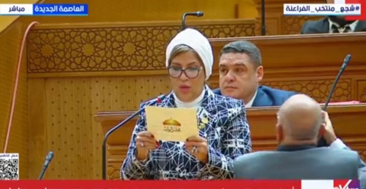 النائبة صبورة السيد تؤدي اليمين الدستوري خلال الجلسة الافتتاحية لمجلس النواب - الخليج الان