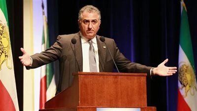 من هو رضا بهلوي؟ ولي عهد إيران المنفي الذي يحفز الاحتجاجات - الخليج الان