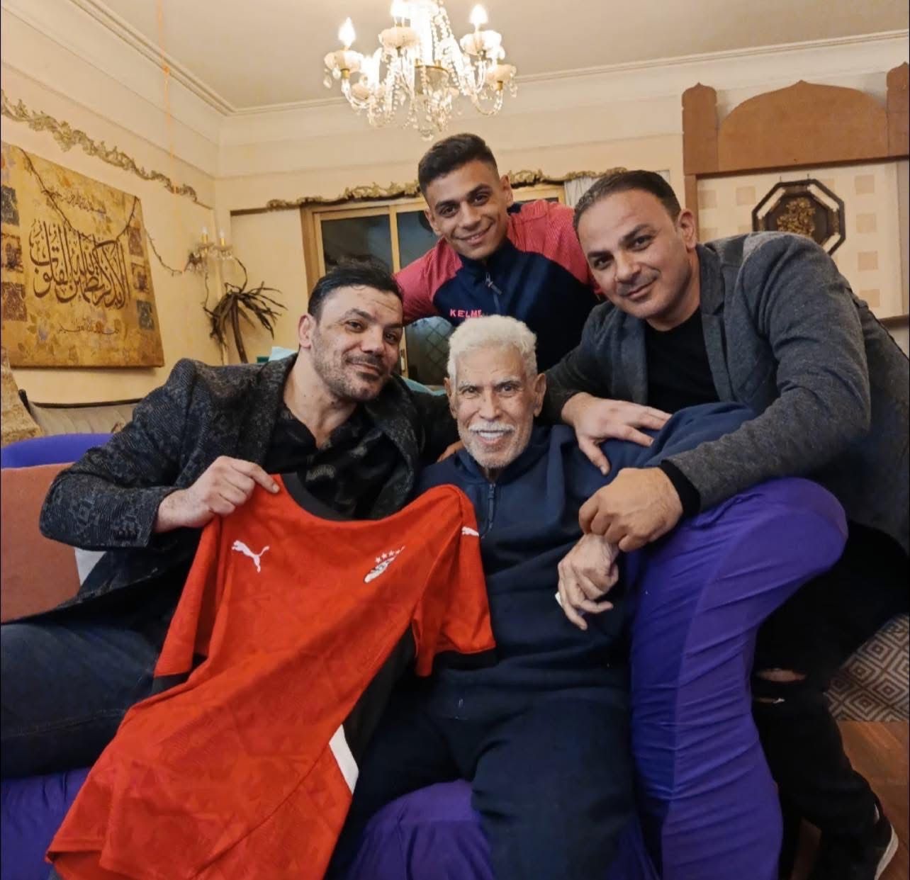 عمرو زكي يزور حسن شحاتة في منزله للاطمئنان على صحته.. صور - الخليج الان