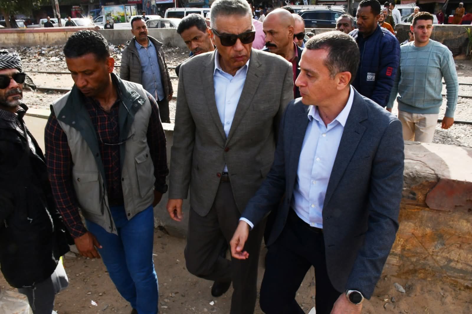 محافظ أسوان يتفقد نقاط العبور المؤقتة بمزلقان السيل القديم - الخليج الان