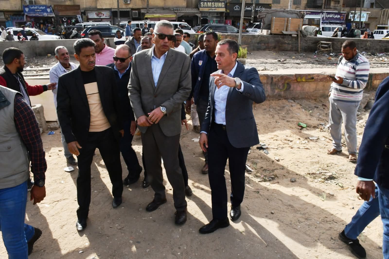 محافظ أسوان يتفقد نقاط العبور المؤقتة بمزلقان السيل القديم - الخليج الان