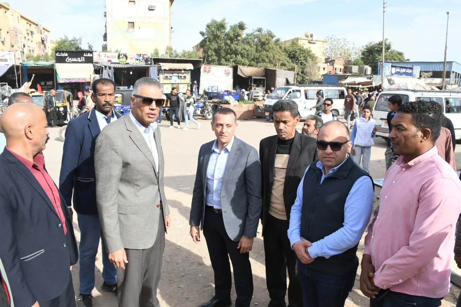 محافظ أسوان يتفقد نقاط العبور المؤقتة بمزلقان السيل القديم - الخليج الان