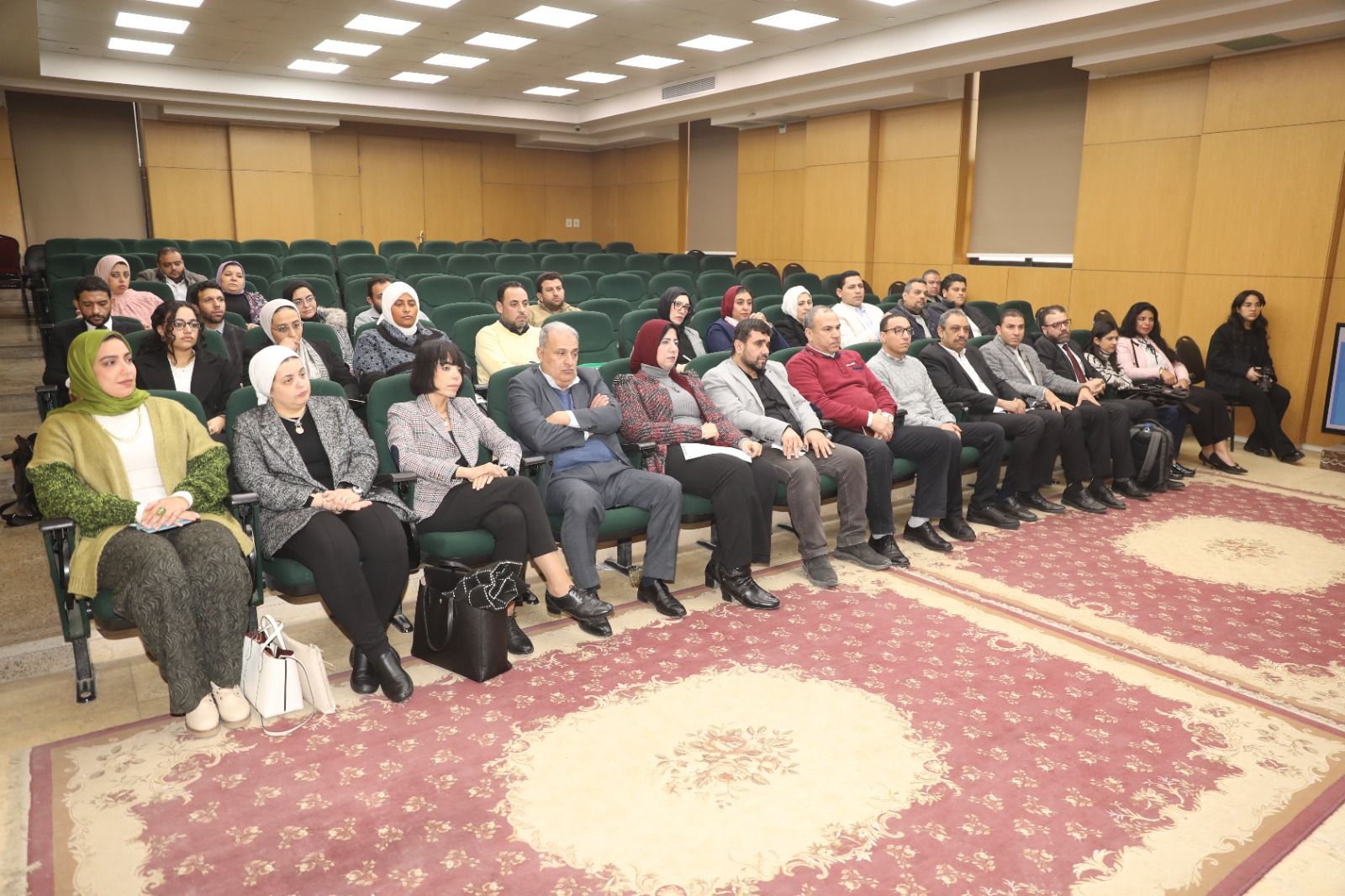 محافظ بني سويف يترأس اجتماعًا موسعًا مع وفد وزاري وأممي - الخليج الان