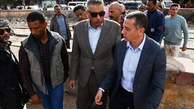 محافظ أسوان يتفقد نقاط العبور المؤقتة بمزلقان السيل القديم - الخليج الان