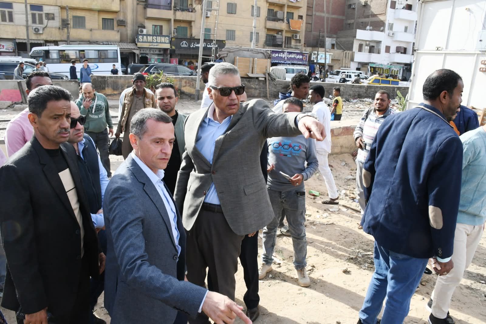 محافظ أسوان يتفقد نقاط العبور المؤقتة بمزلقان السيل القديم - الخليج الان