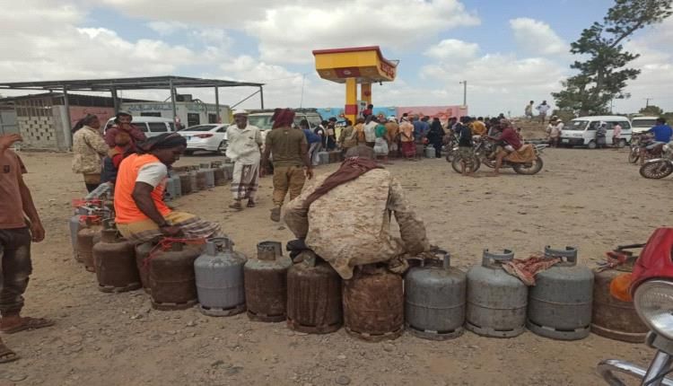 صور.. تحديد محطة لبيع الغاز بالسعر الرسمي في الحوطة لحج للتخفيف من حدة الازمة