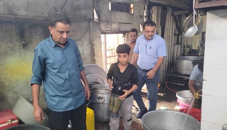 أطعمة مبيتة ومشروبات منتهية.. "صحة البيئة" تضرب بيد من حديد في منصورة عدن