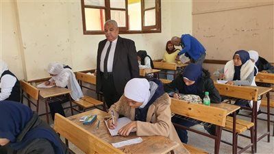 18545 طالباً يؤدون امتحانات الشهادة الإعدادية عبر 115 لجنة بمحافظة الأقصر - الخليج الان