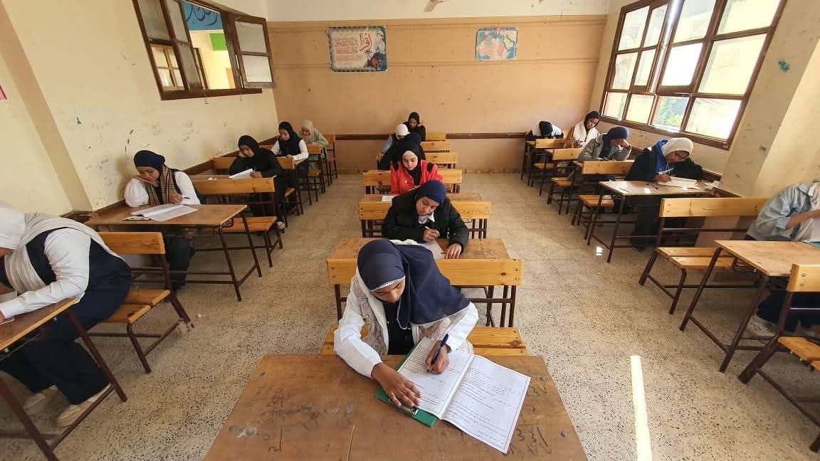 18545 طالباً يؤدون امتحانات الشهادة الإعدادية عبر 115 لجنة بمحافظة الأقصر - الخليج الان