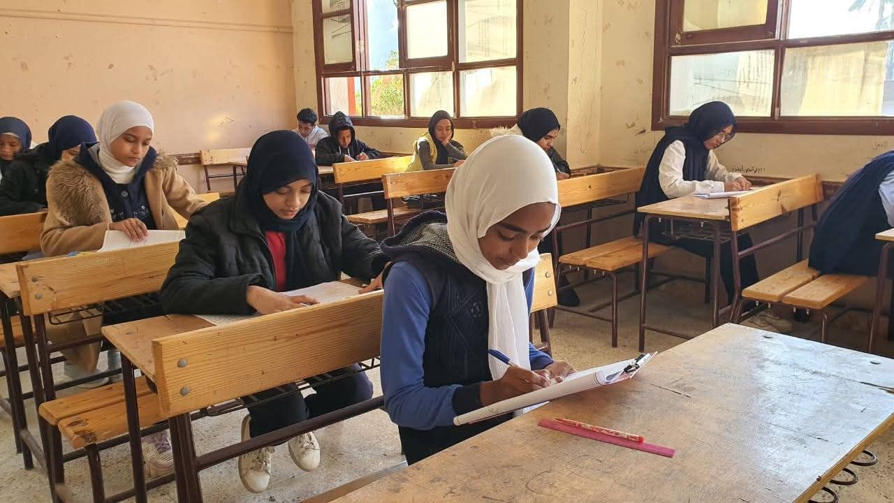 18545 طالباً يؤدون امتحانات الشهادة الإعدادية عبر 115 لجنة بمحافظة الأقصر - الخليج الان