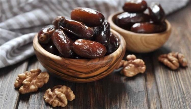 يساعد على دعم الجهاز الهضمي.. فوائد تناول التمر