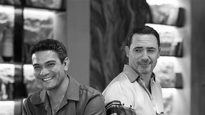 تفتكروا متجمعين ليه؟.. آسر ياسين يروج لعمل فني جديد مع ظافر العابدين| صورة - الخليج الان