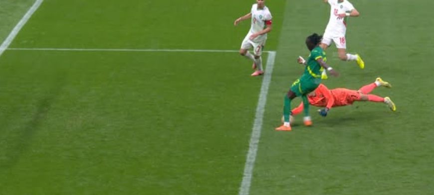 منتخب المغرب.. شريف ندياي يهدر أغرب انفراد لـ السنغال أمام المغرب وتألق ياسين بونو في نهائي كأس الأمم الإفريقية - الخليج الان