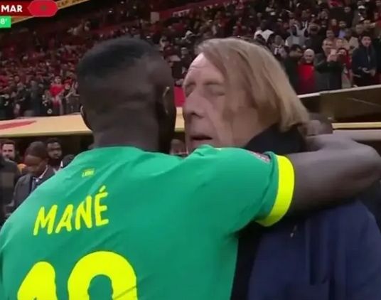 كلود لوروا.. ساديو ماني يستمع لنصيحة كلود لوروا ويوقف أزمة نهائي كأس أمم أفريقيا - الخليج الان