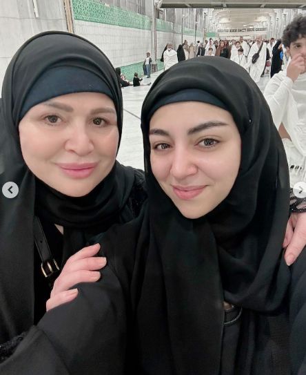 لأمى الغالية.. إلهام شاهين تؤدي مناسك العمرة برفقه ابنه شقيقتها - الخليج الان