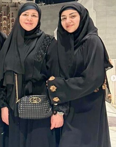 لأمى الغالية.. إلهام شاهين تؤدي مناسك العمرة برفقه ابنه شقيقتها - الخليج الان