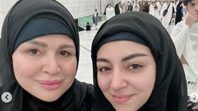 لأمى الغالية.. إلهام شاهين تؤدي مناسك العمرة برفقه ابنه شقيقتها - الخليج الان