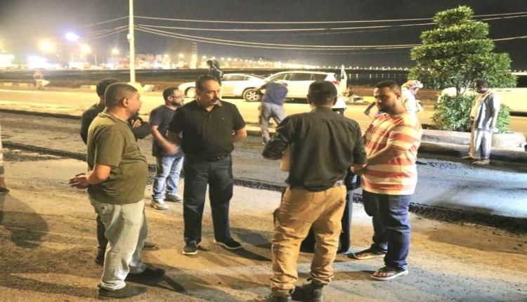 العقربي يدشن أعمال إسفلت خط كورنيش الفنان المرشدي في مديرية المنصورة بعدن