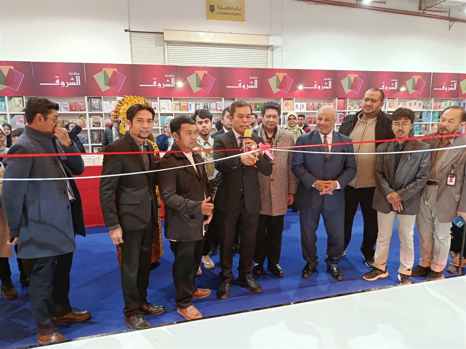 «بعد غياب 10 سنوات».. إندونيسيا تبهر زوار معرض القاهرة الدولي للكتاب بكنوزها العلمية - الخليج الان